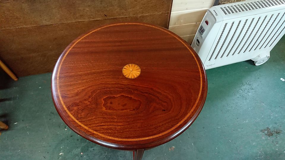 Top of a round occasional table with a small inlaid fan patera, boxwood stringing and richly figured veneer